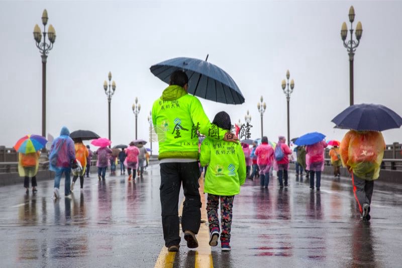 2016年11月20日，为避免大型机械施工对引桥结构产生影响，路面挖掘全部采用人工作业。刘晓光摄
