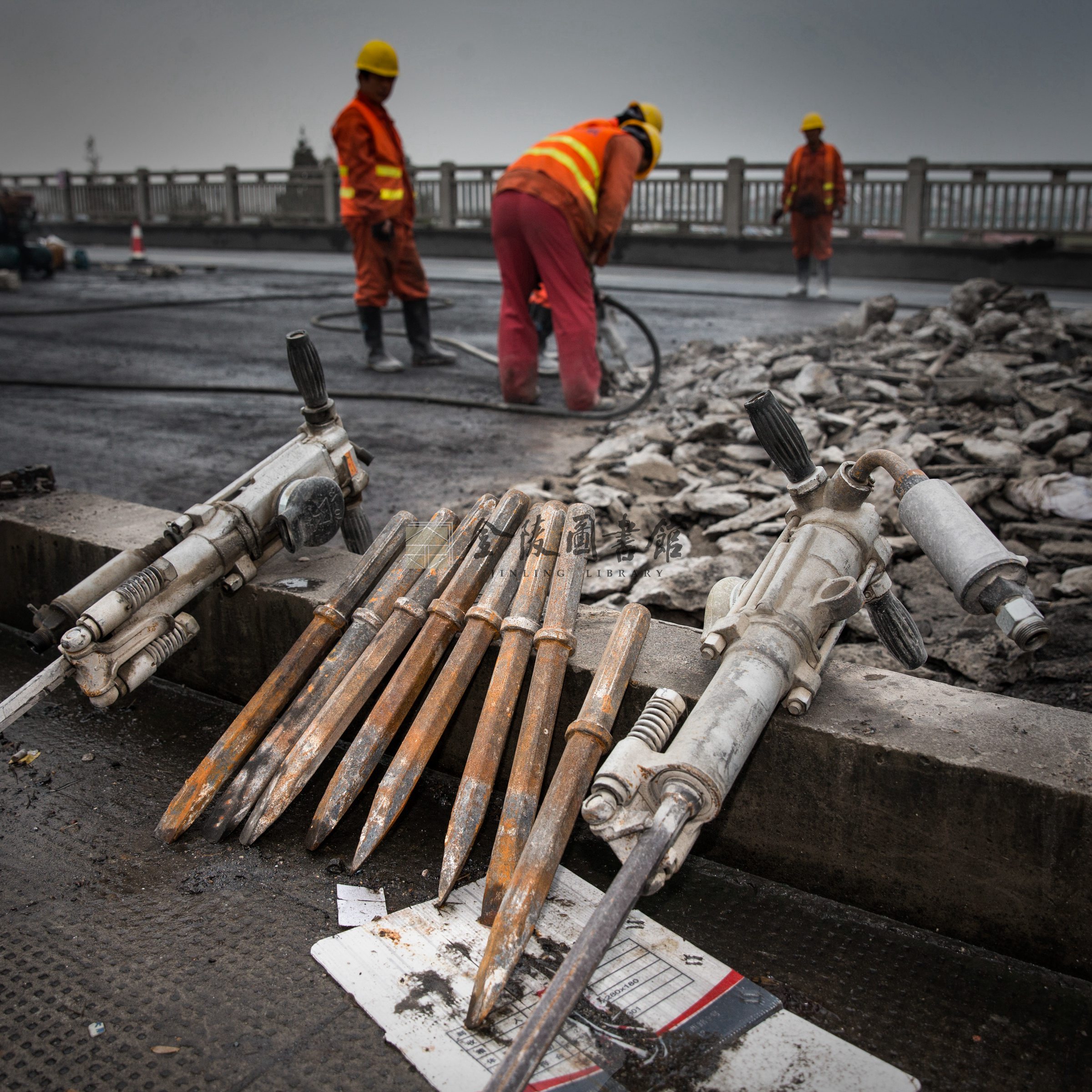 2018年6月27日，安装新的玉兰路灯。薛晓红摄