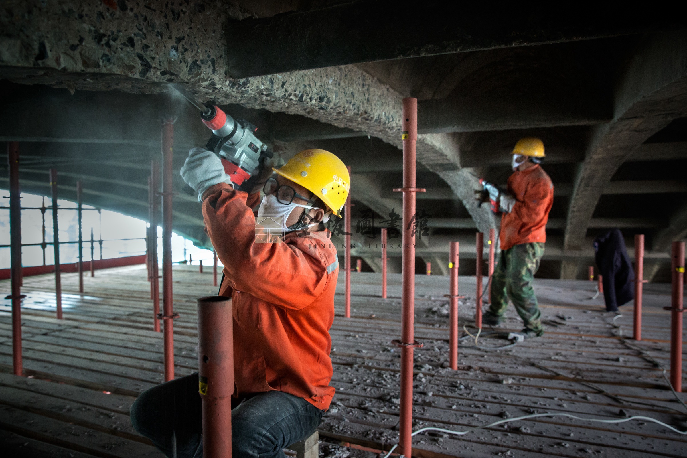 2016年12月5日，南引桥路面拆除施工。薛晓红摄