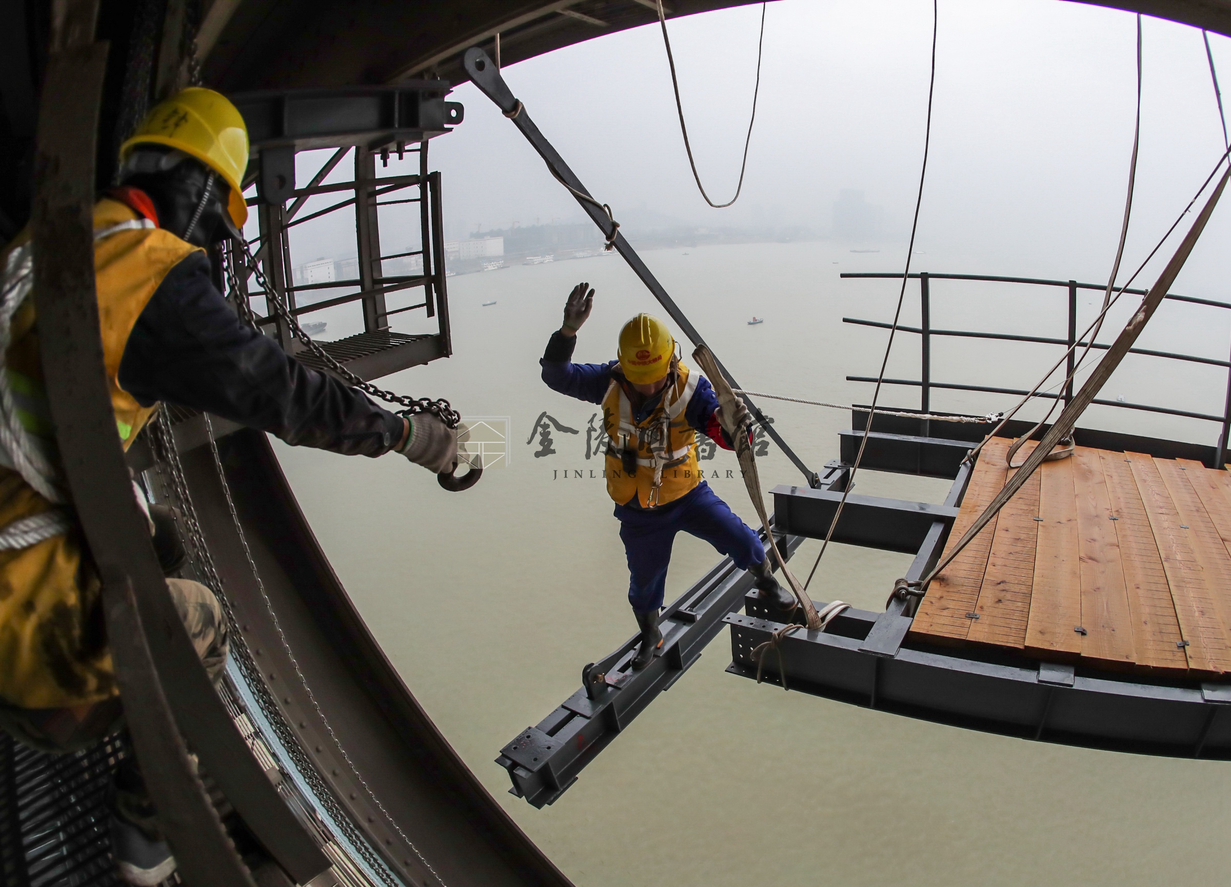 2017年3月4日，南引桥施工防护棚架搭设中。薛晓红摄