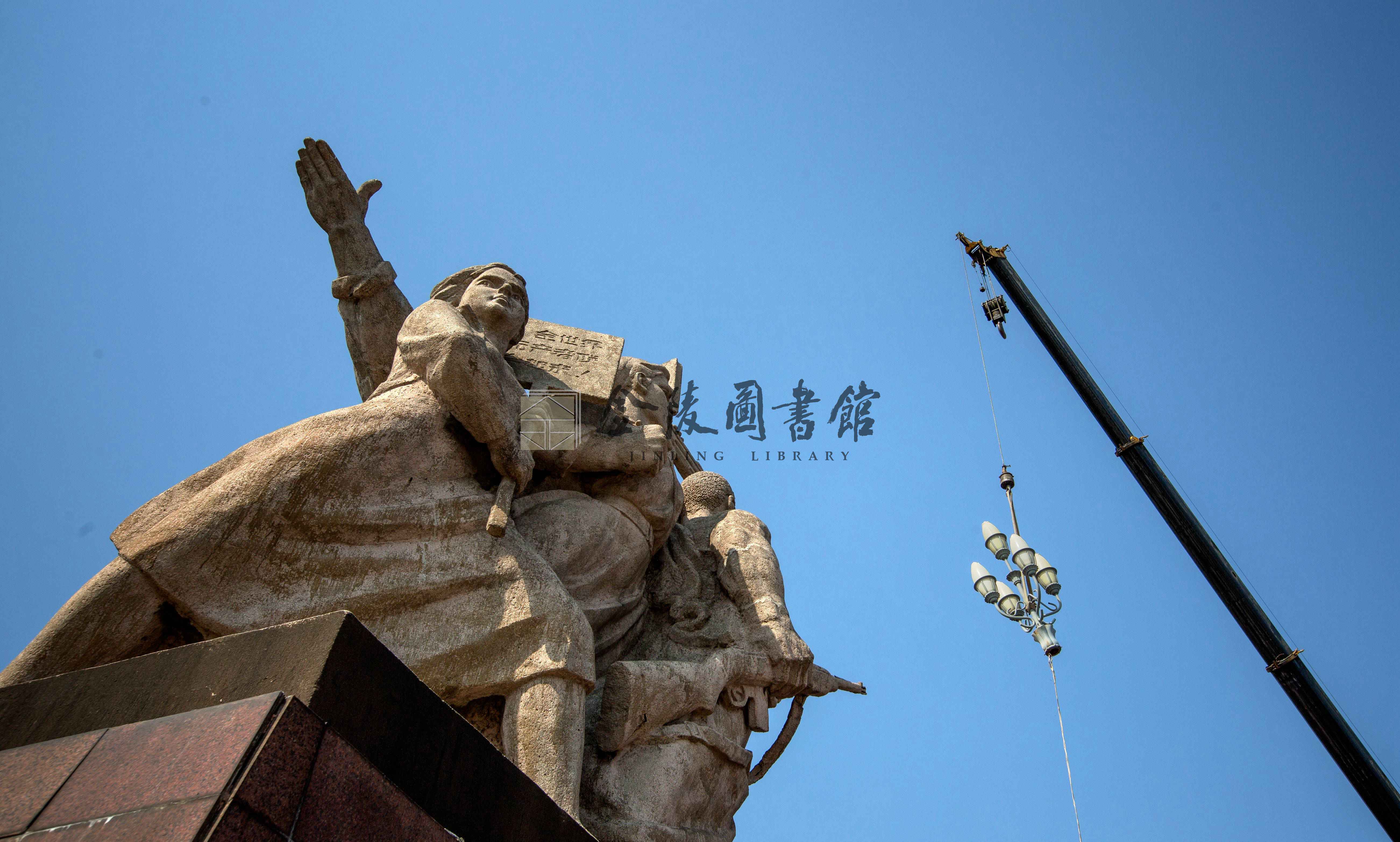 2017年3月13日，摄影师刘晓光拍摄完桥下的施工场景后，从检修通道口回到路面。薛晓红