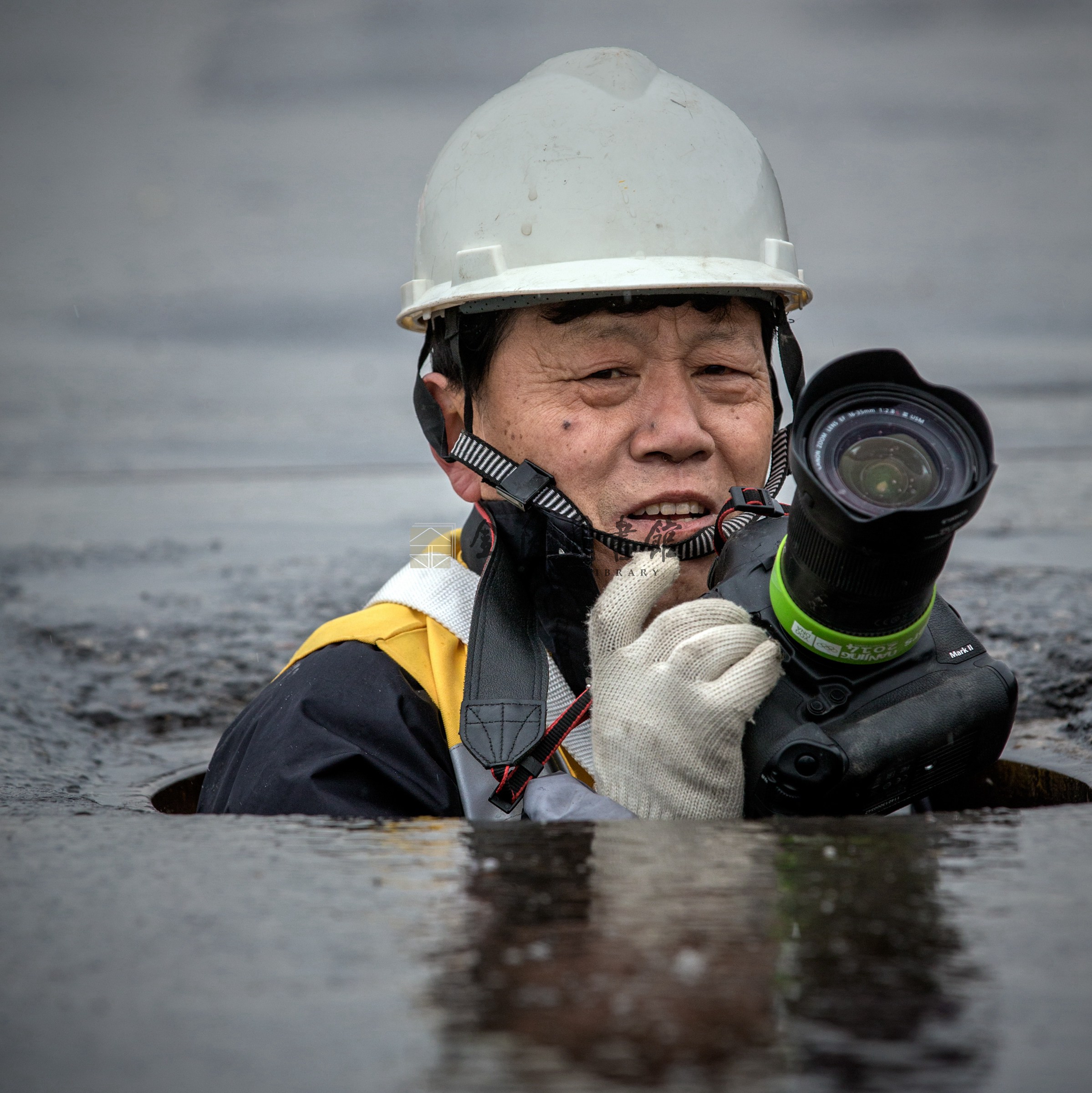 2017年3月17日，工人在吊装防护棚架构件。刘晓光摄