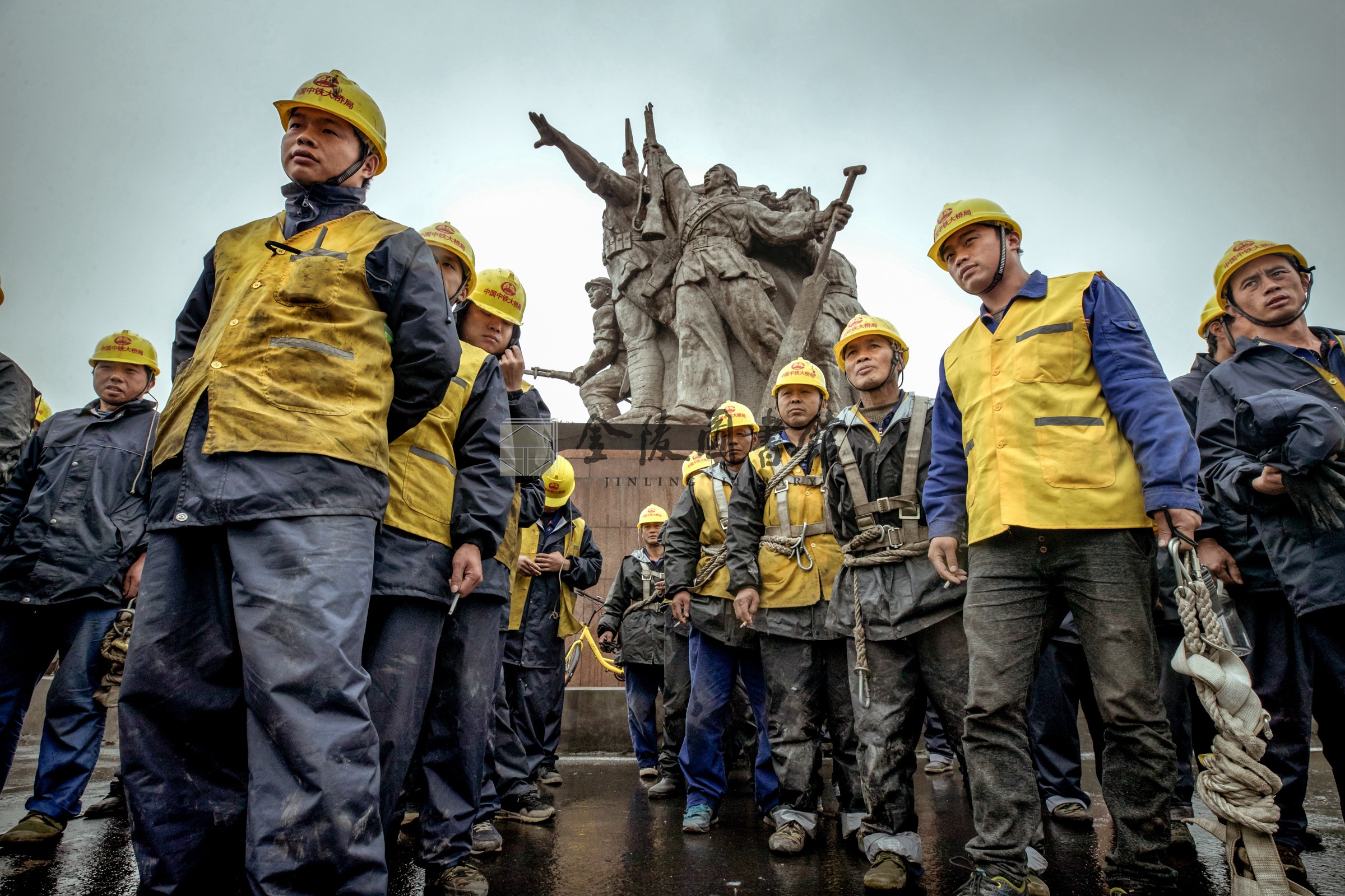 2017年4月6日，搭设北引桥涉铁部分防护棚架的工人正在铺装木板。薛晓红摄