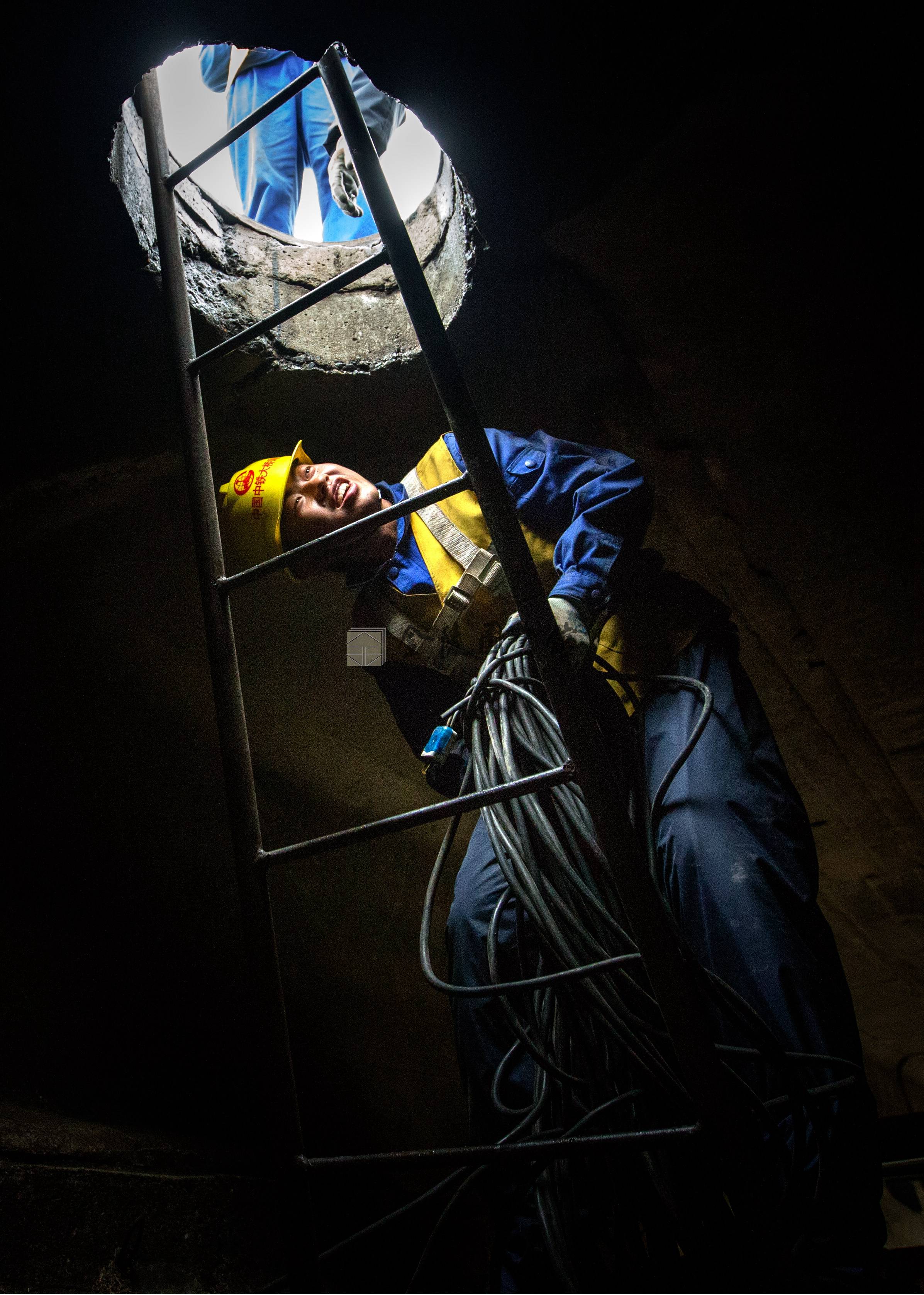 2017年4月6日，每天开工前的安全交底会已经形成制度化，风雨无阻。刘晓光摄