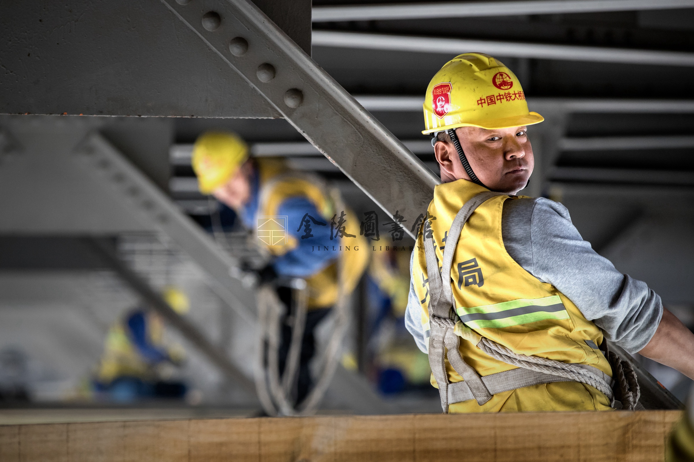 2017年5月12日，南引桥防护棚架架设在高空且不足40公分的空隙中作业。刘晓光摄