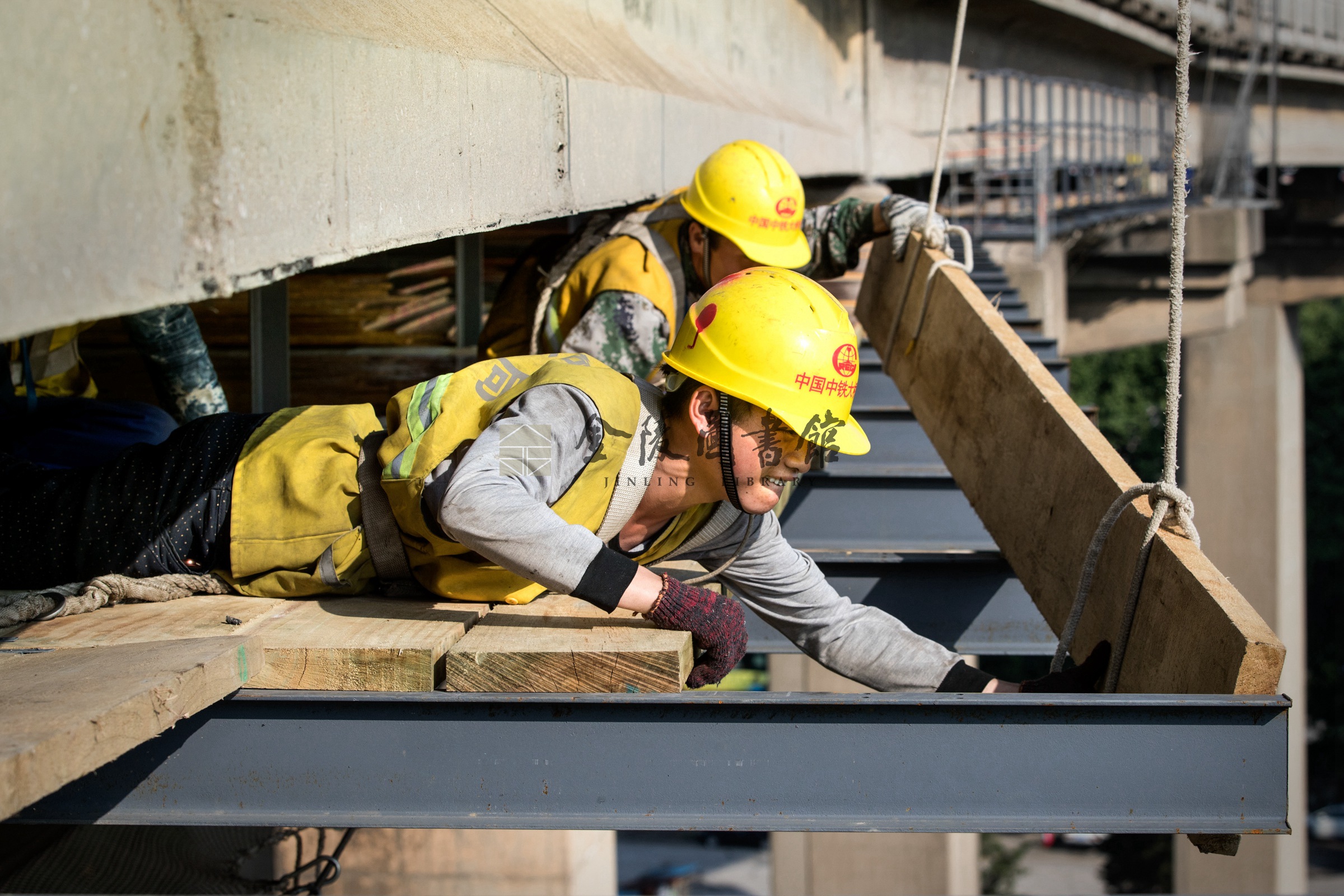 2017年5月23日，在雨中等待开工的工人。刘晓光摄