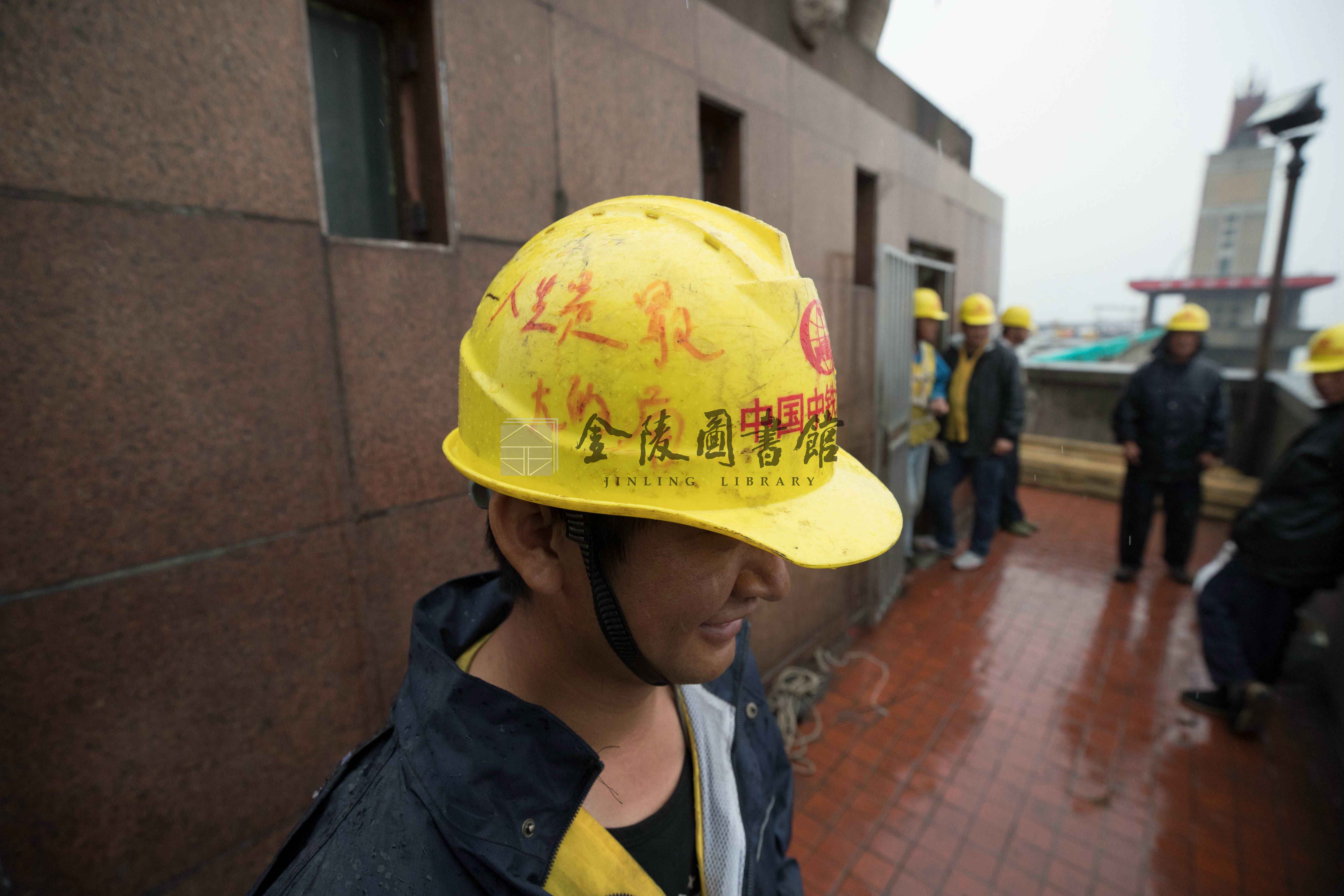 2017年6月1日，工人在桥墩上架设水管，以解决切割桥面板用水的需要。薛晓红摄