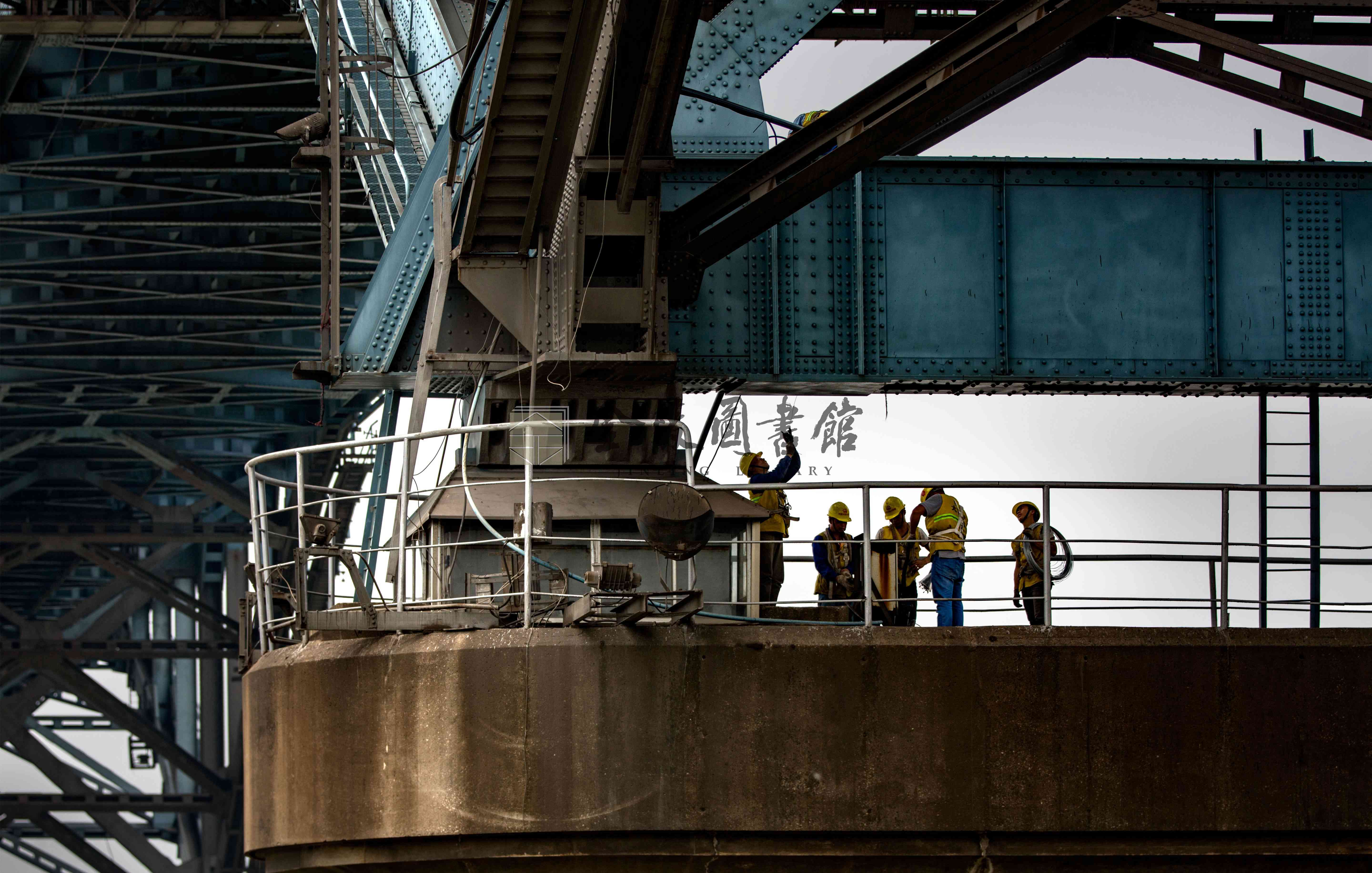 2017年6月7日，技术员刘洋高考落榜来到工地，工友们鼓励他继续努力。刘晓光摄