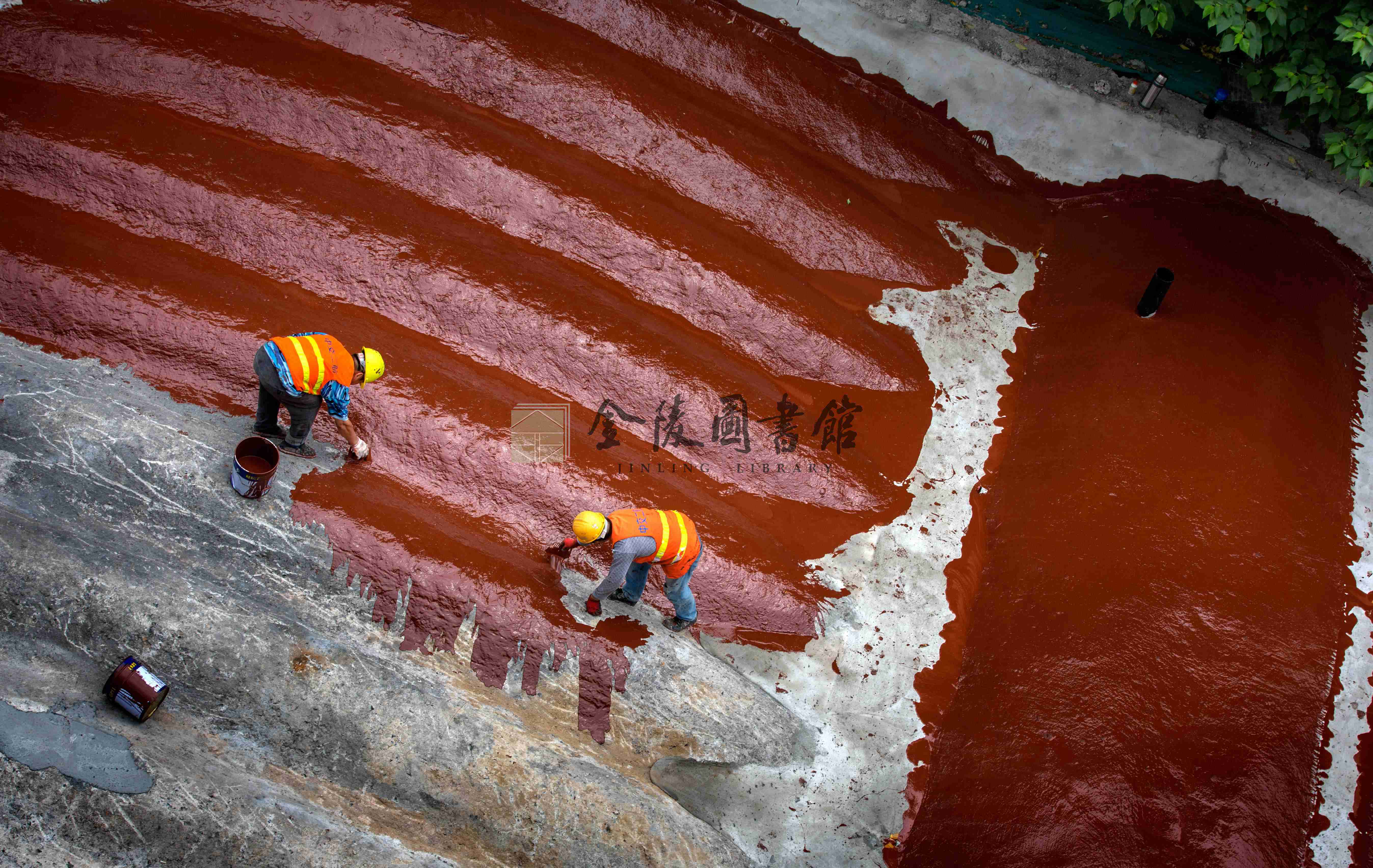 2017年6月19日，工人们在架设安全防护网。刘晓光摄