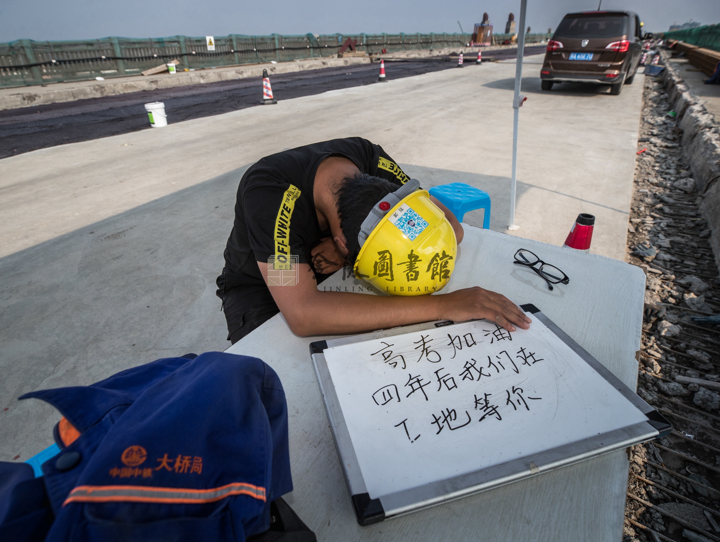 2017年6月13日，回龙桥双曲拱面进行防水施工。薛晓红摄