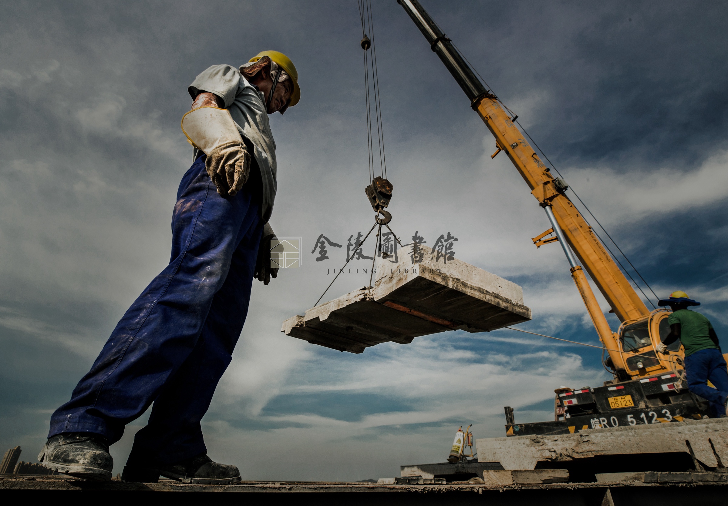 2017年7月24日，“蜘蛛人”利用铁路面天窗点进行T梁涂装作业。刘晓光摄