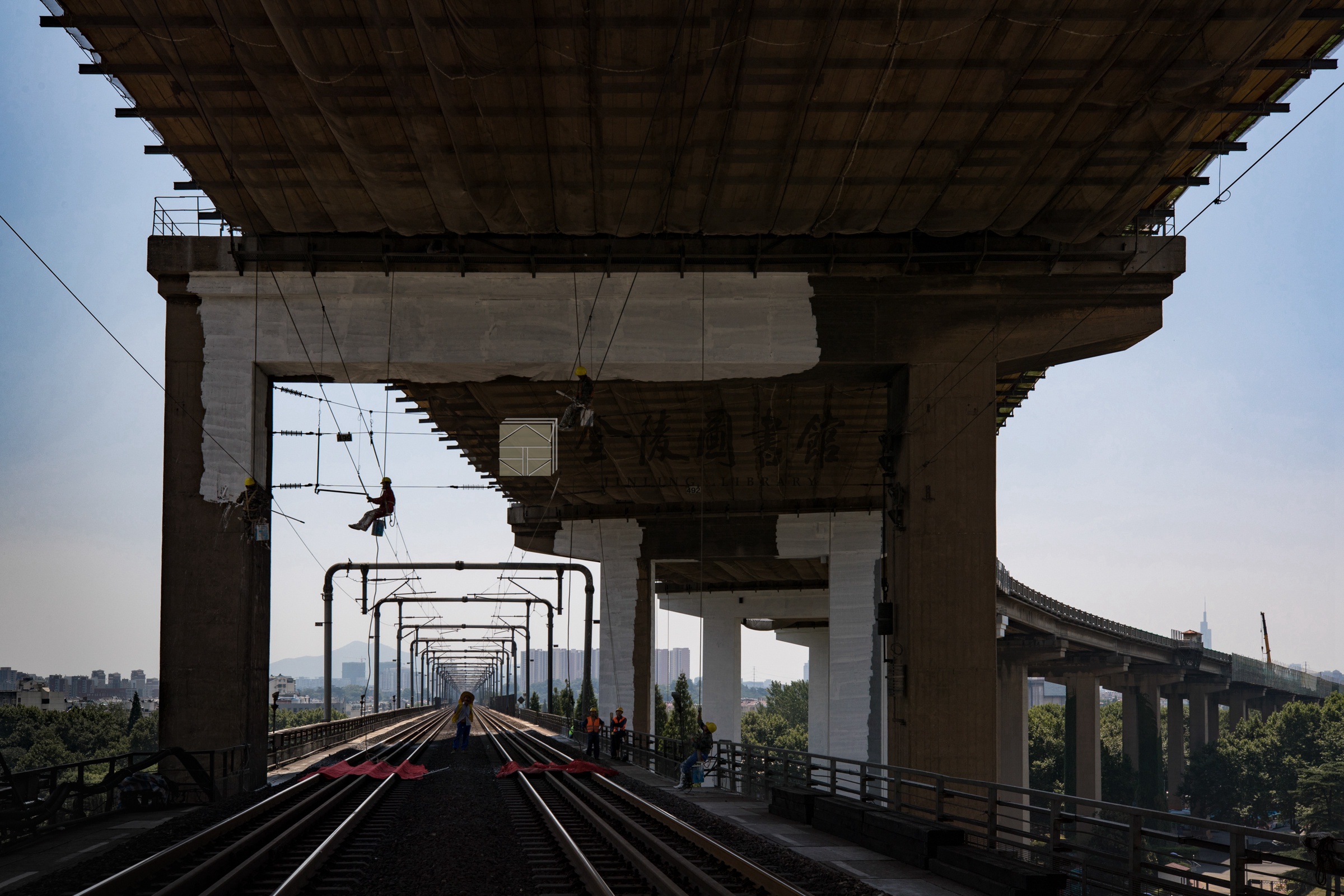 2017年9月27日，文保施工人员在桥头堡下搭设脚手架。刘晓光摄