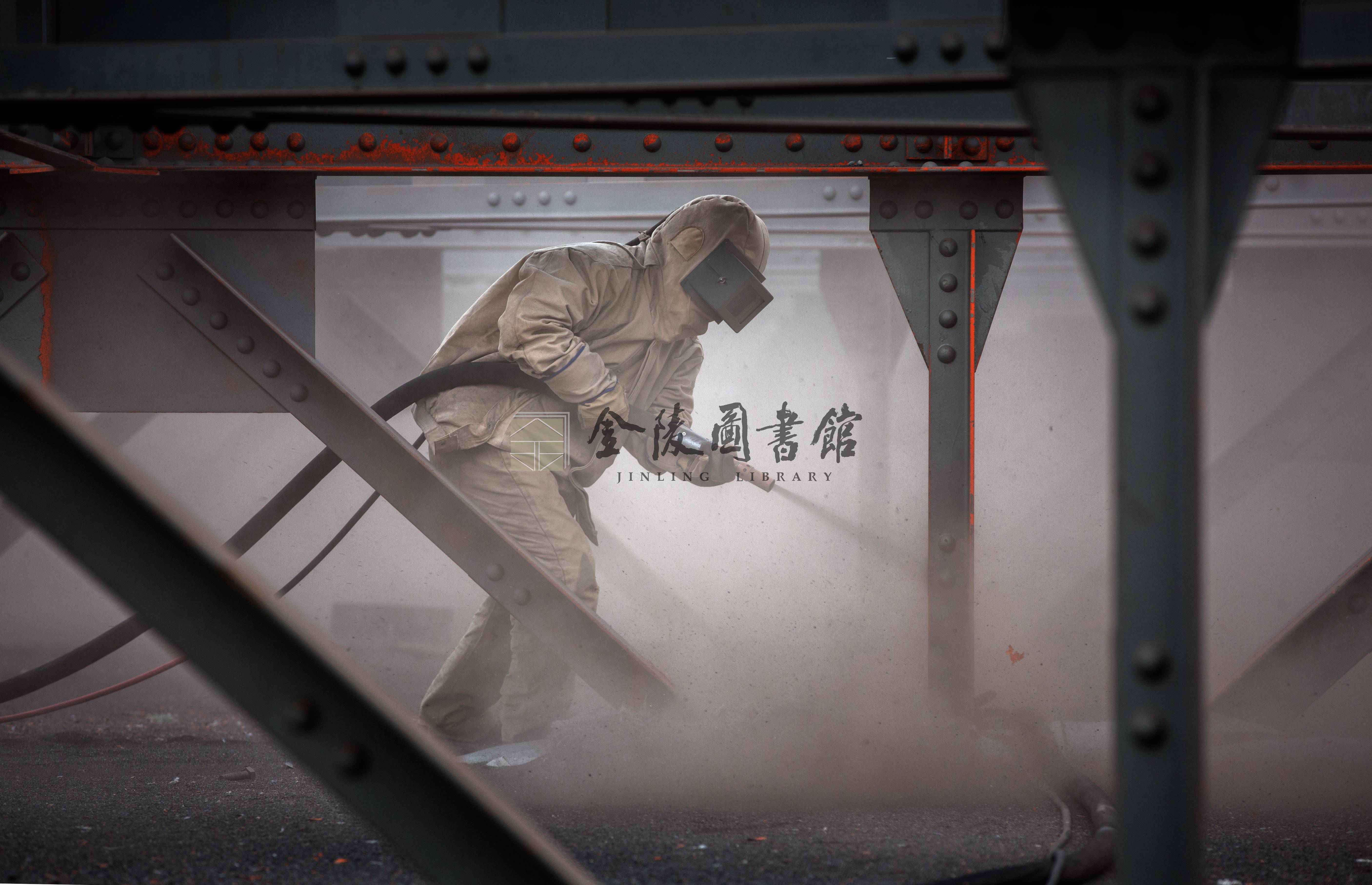 2017年10月10日，正桥拆除了混凝土桥面板后，工人正在进行横梁及托架的维修。薛晓红摄