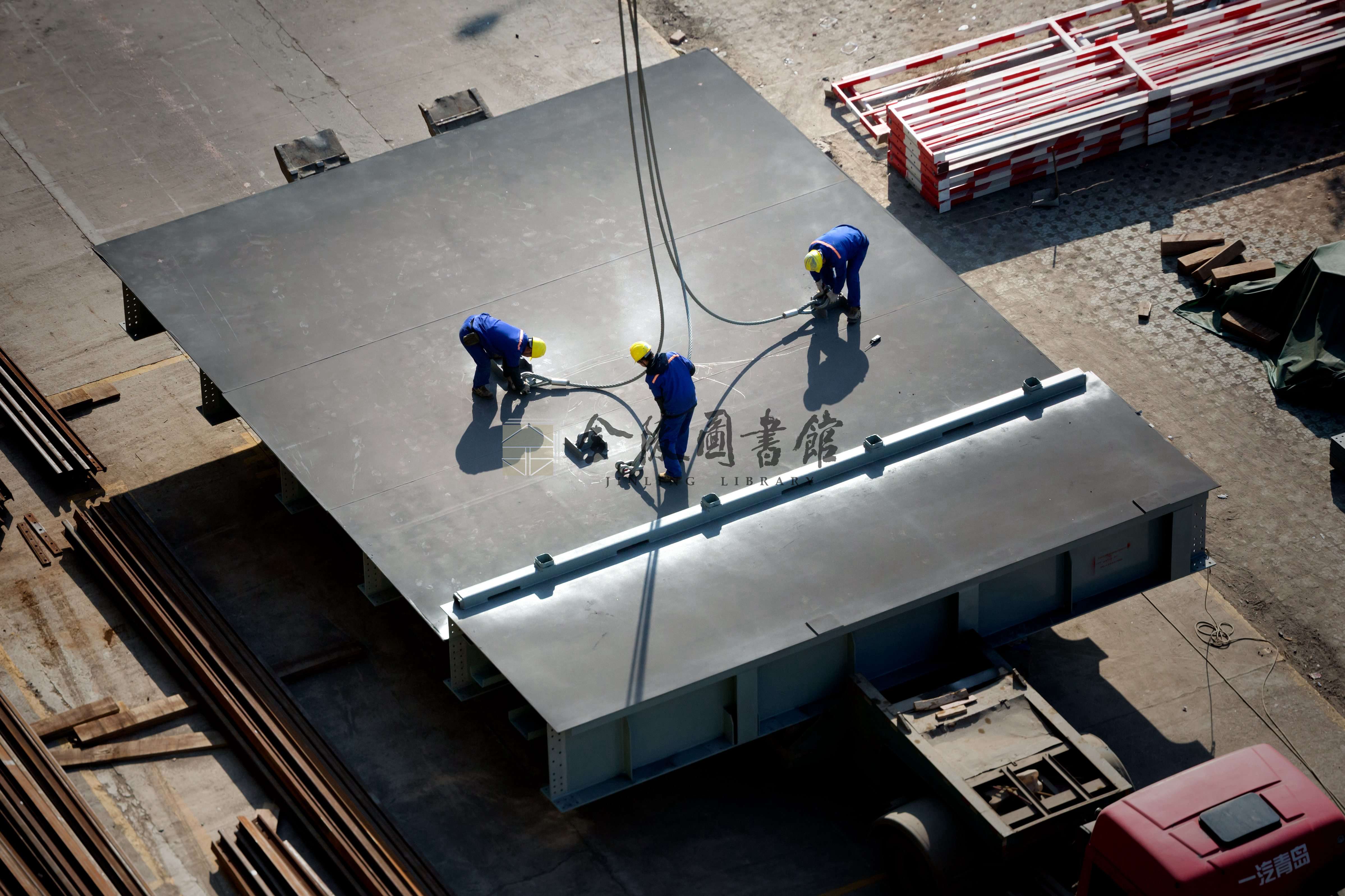 2017年12月5日，工人们准备起吊南京长江大桥主桥钢箱梁。刘晓光摄