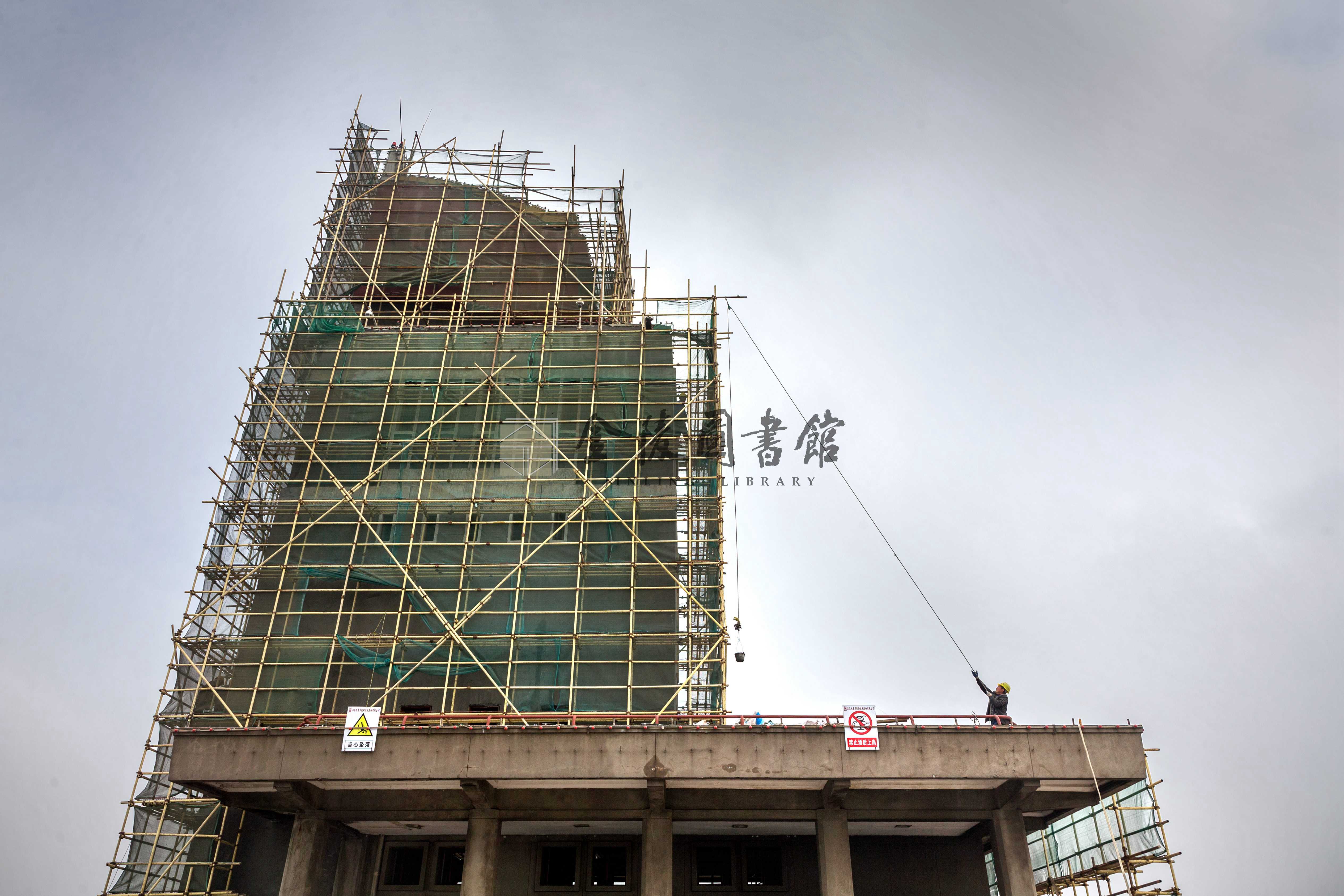 2017月10日13日，正桥钢梁喷砂除锈施工。薛晓红摄