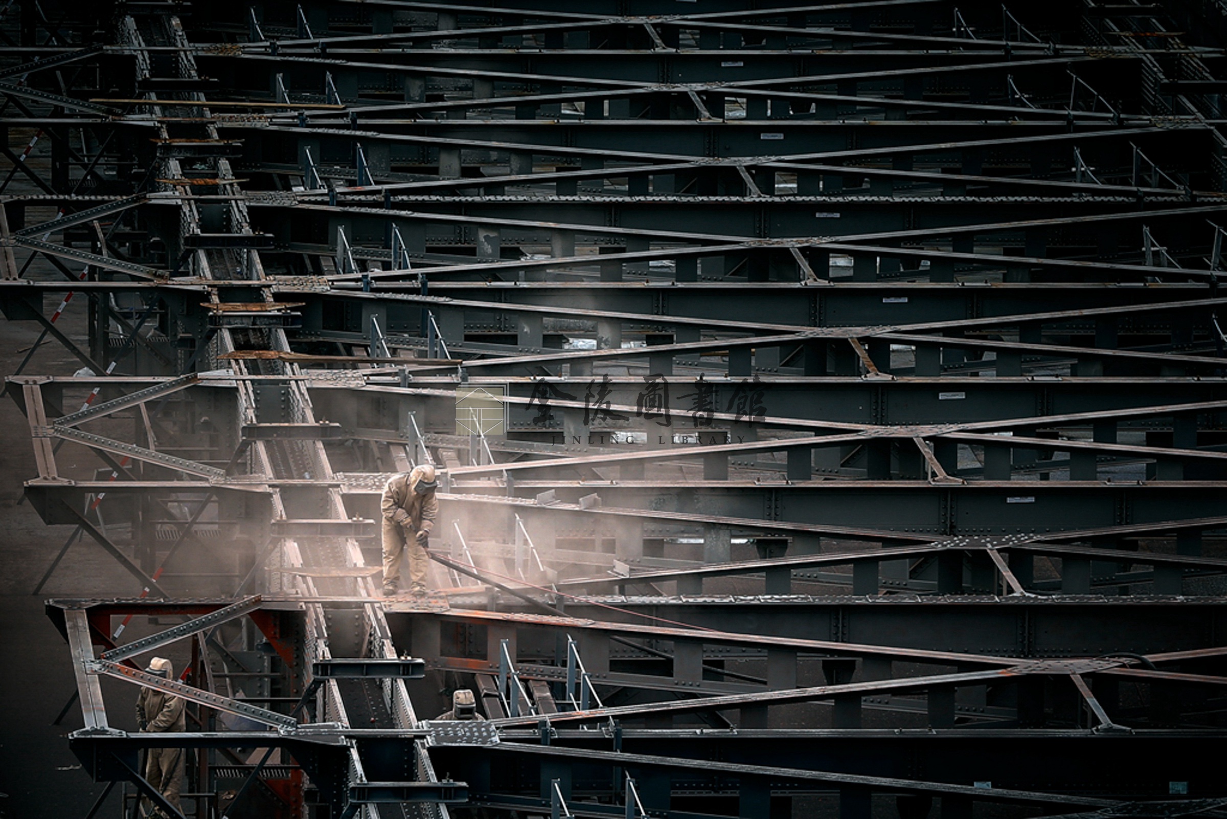 2018年1月4日，早晨7点50分，大雪中，工人扫除了焊缝的积雪后，准备铺上防水毯。薛晓红摄