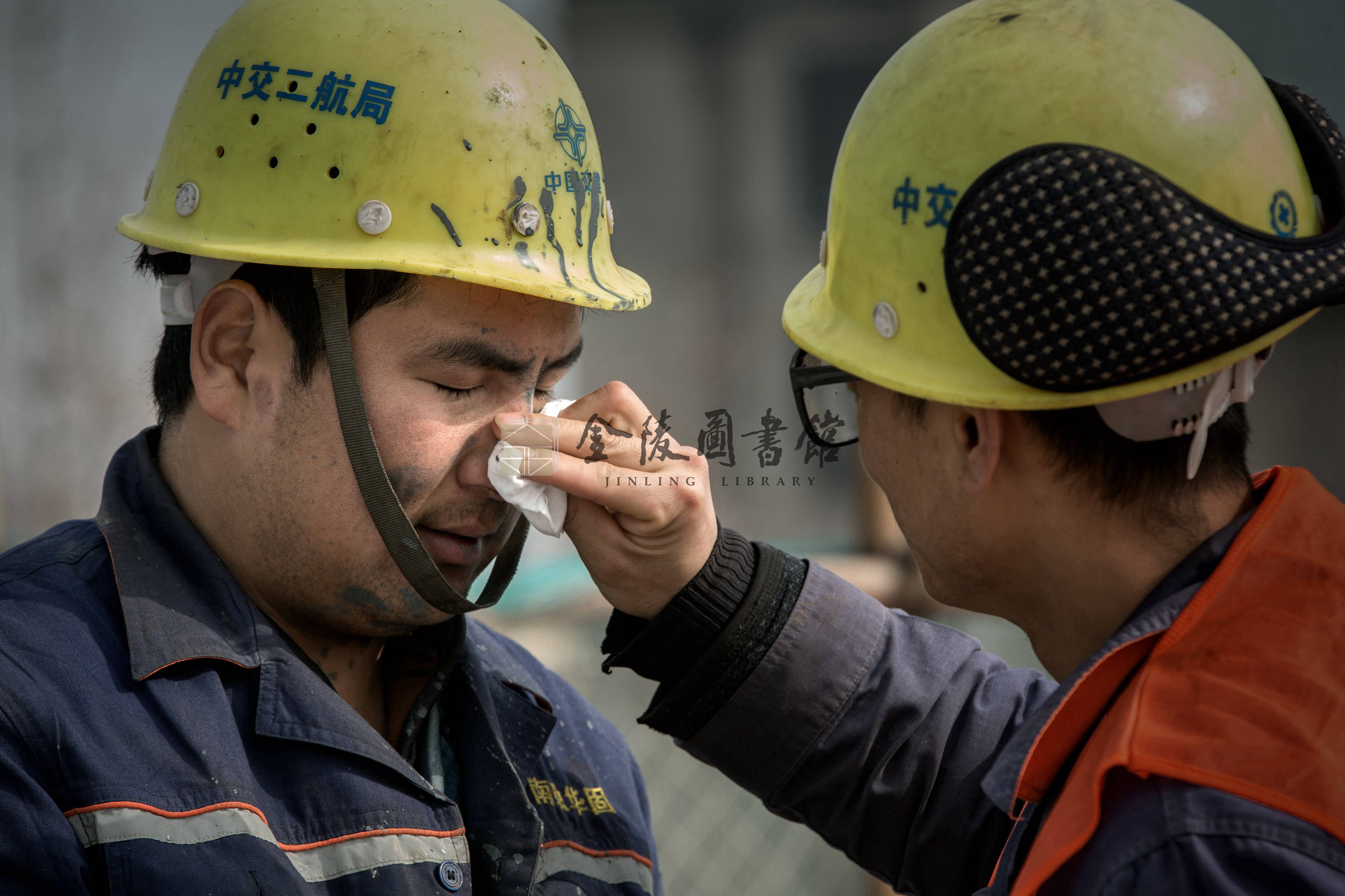 2018年3月15日，工人开始拆除位于桥头堡下方的施工防护棚架。薛晓红摄