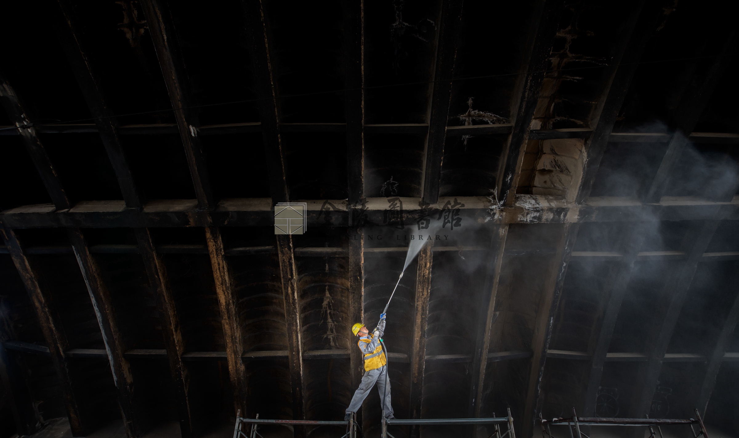 2018年5月8日，双曲拱桥拱内清洗涂装施工作业。刘晓光摄