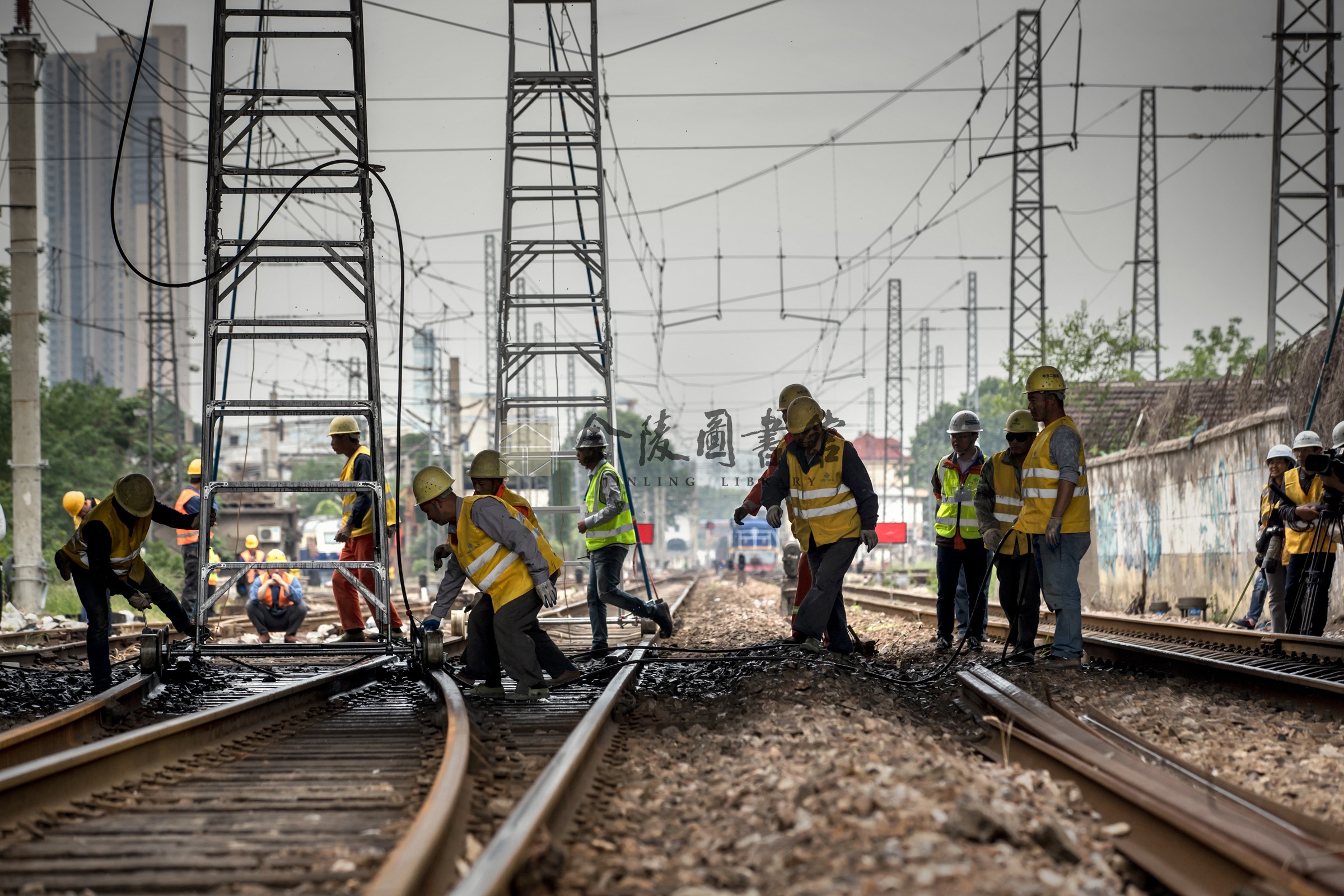 2018年5月8日，引桥双曲拱工人在拆除脚手架。薛晓红摄