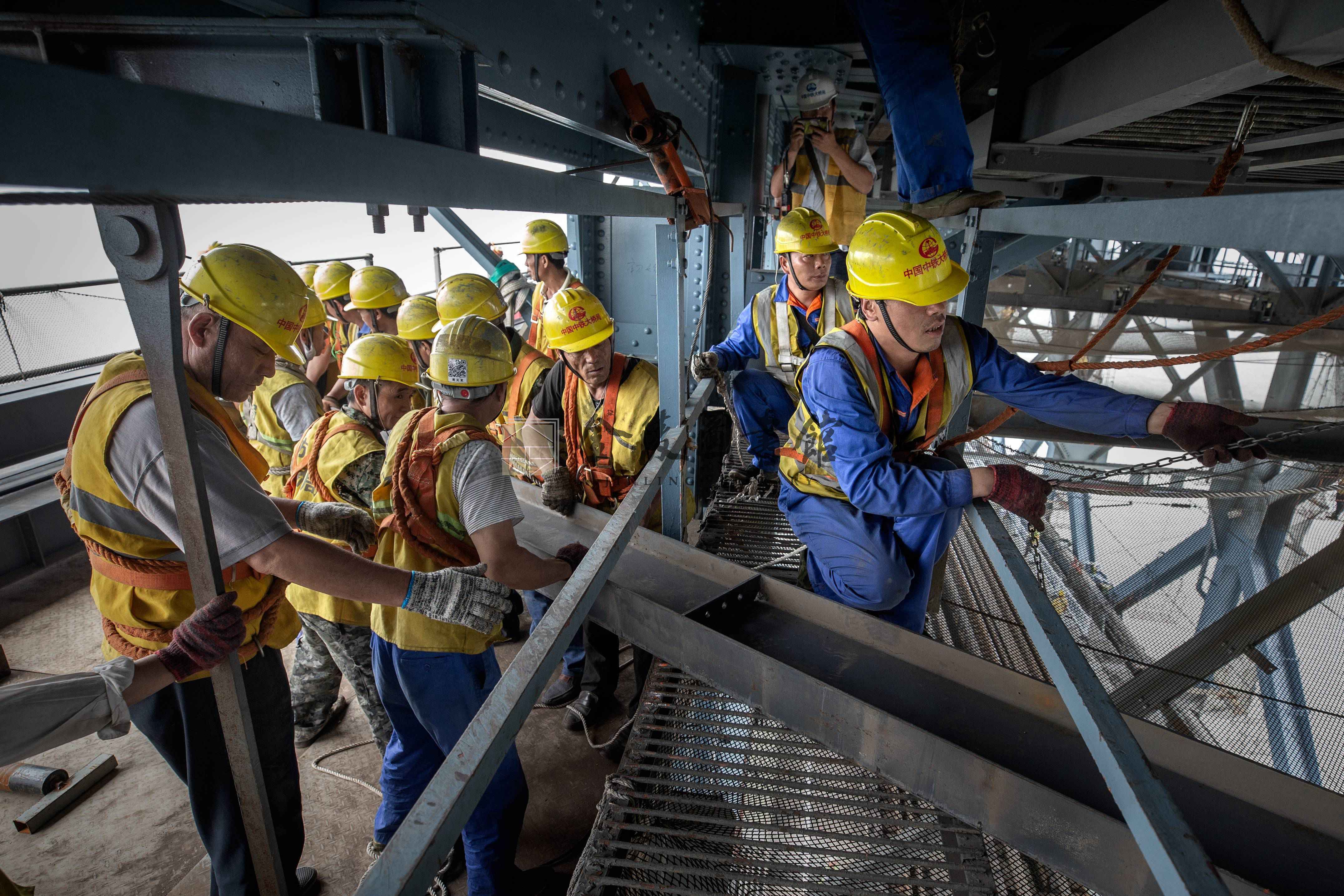 2018年7月24日，拆除防护棚架吊杆上的铆钉。薛晓红摄