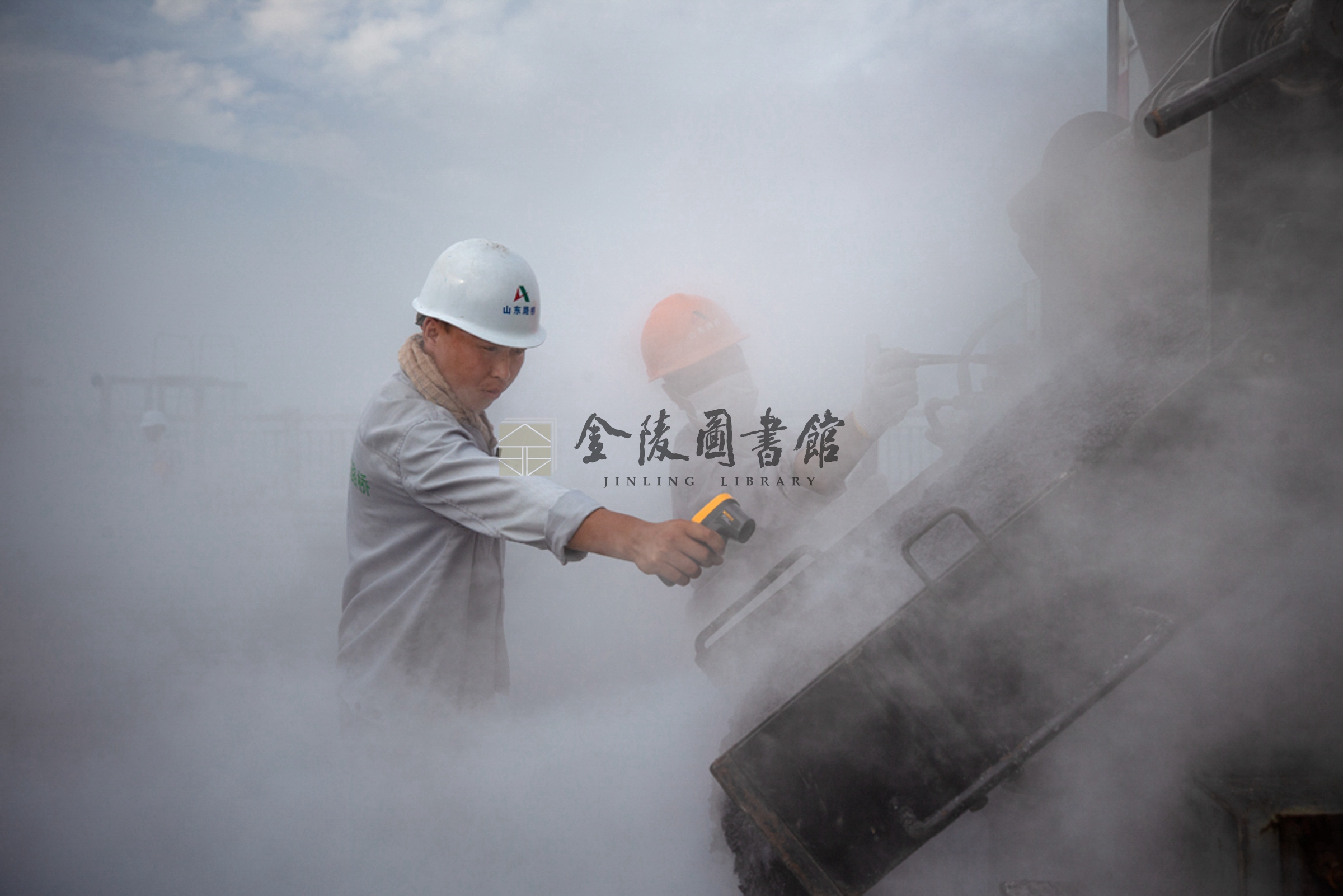 2018年9月27日，正桥下面层浇筑式沥青铺装施工。薛晓红摄