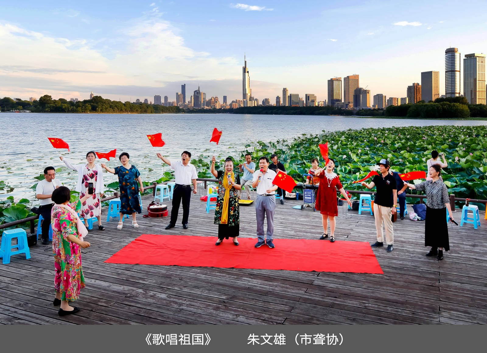 27.南京市聋人协会+朱文雄+摄影《歌唱祖国》.jpg